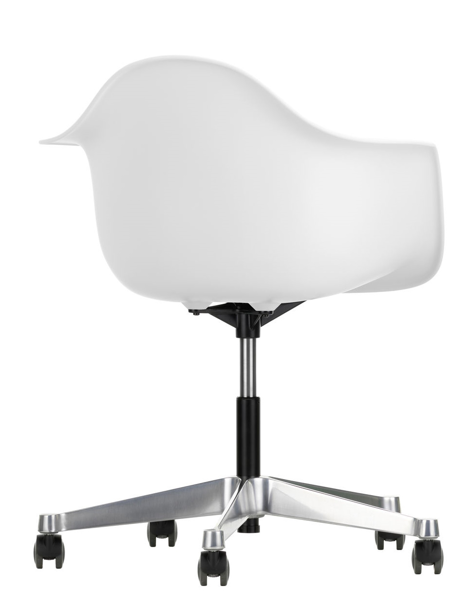 Rückansicht des weißen Eames Plastic Arm Chair PACC Stuhl Vitra mit Rollen und silbernem Fußkreuz.