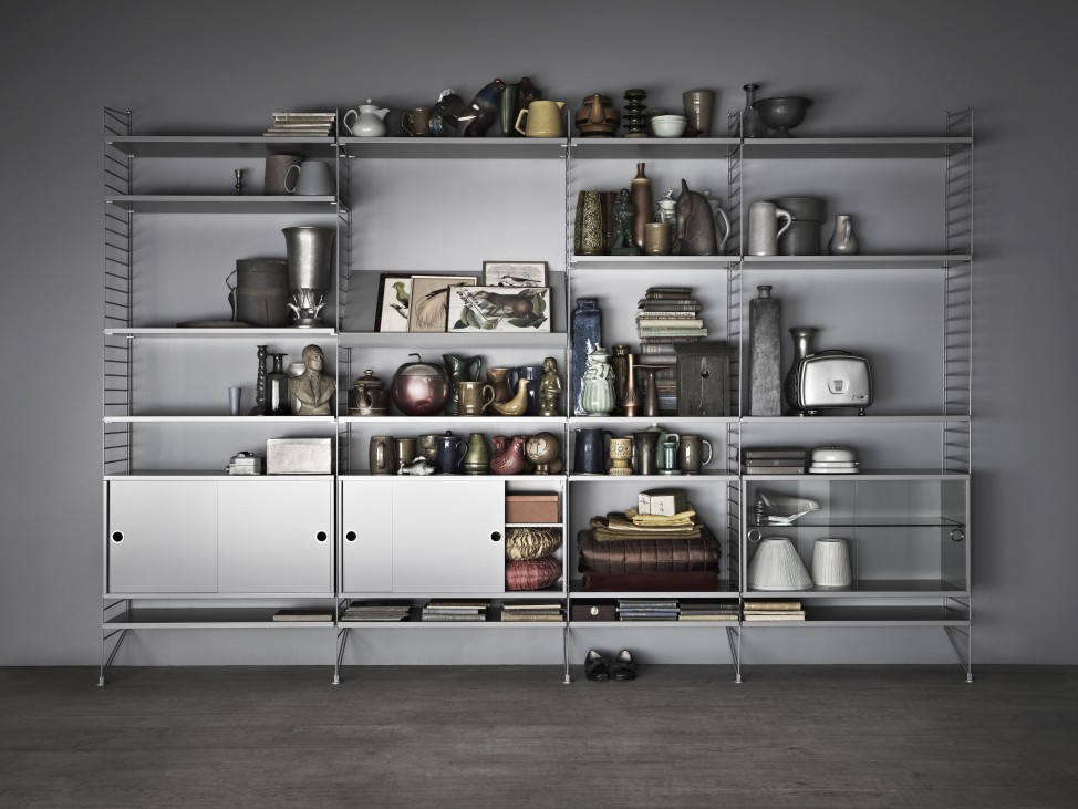 Graues String Furniture Regalsystem "Wohnzimmer KONFIGURATIONEN L8" mit Deko-Elementen und Schrankfächern.