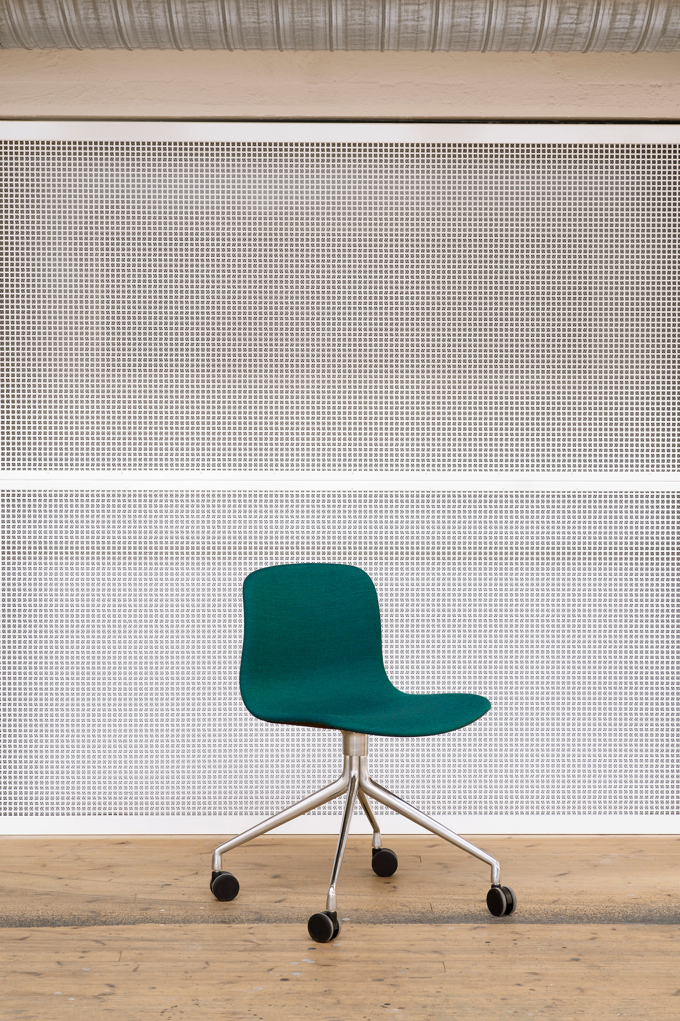 Grüner About a Chair AAC 15 Stuhl von Hay mit Rollen und Vollpolster.