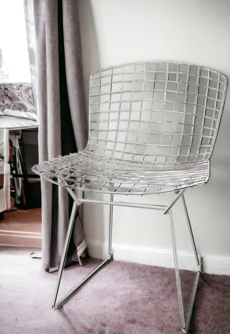 Bertoia Stuhl ohne Polster von Knoll International: Detailaufnahme des Drahtstuhls im modernen Design.