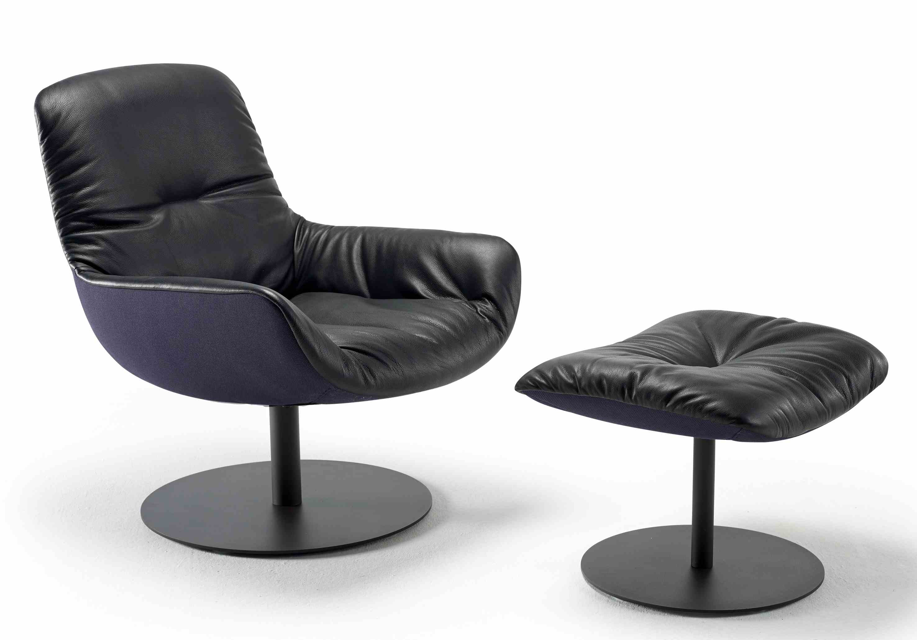 Leya Lounge Chair von Freifrau Manufaktur, schwarzer Ledersessel mit Fußhocker auf schwarzem Tellerfuß.