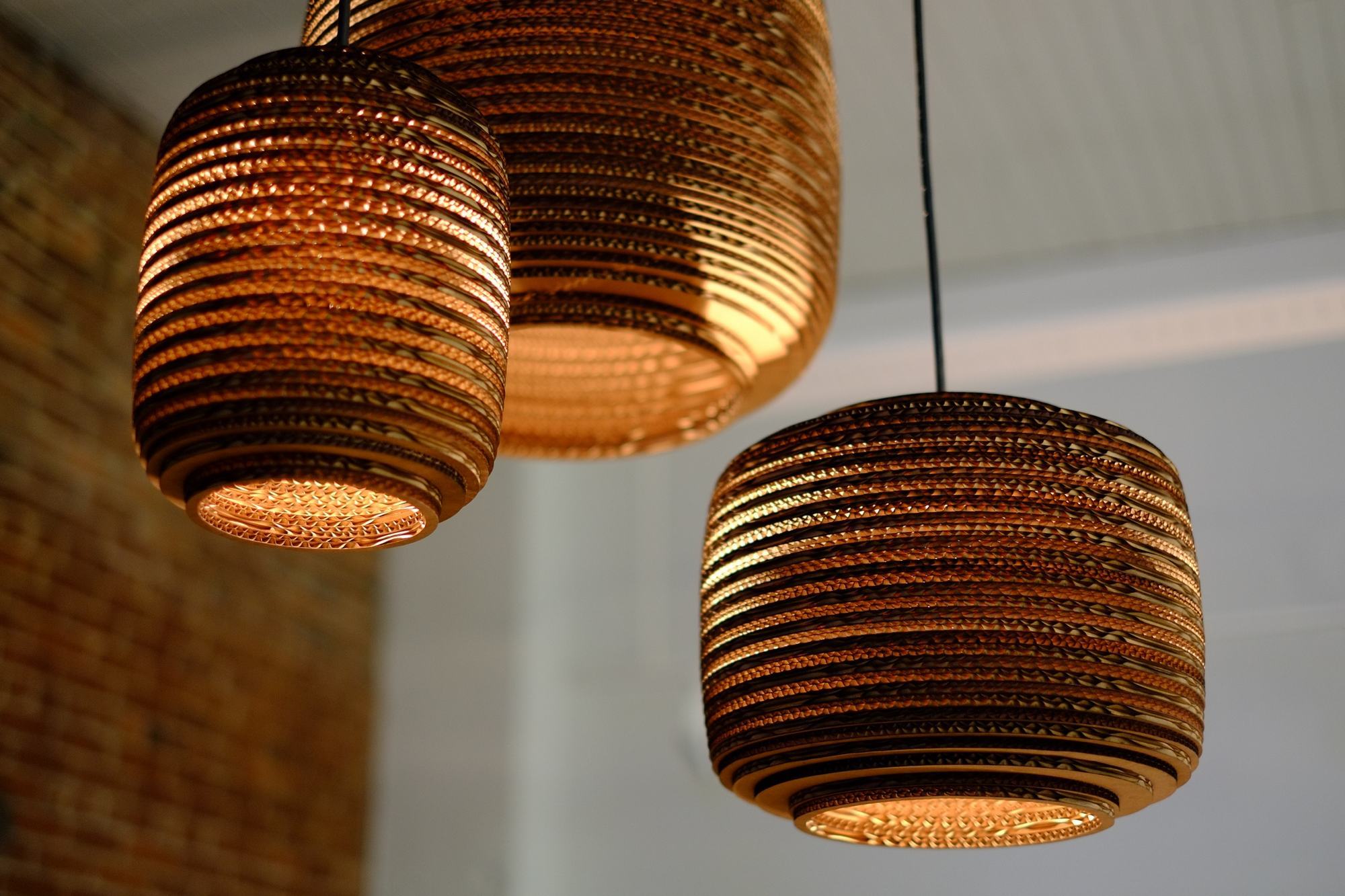 Drei Ausi8 Scraplights Hängeleuchten aus recycelter Pappe, warmes Licht, nachhaltige Beleuchtung.