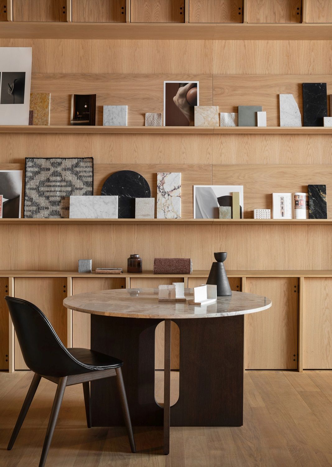 Schwarzer Harbour Side Dining Chair Stuhl von Audo Copenhagen an rundem Esstisch mit Marmorplatte.