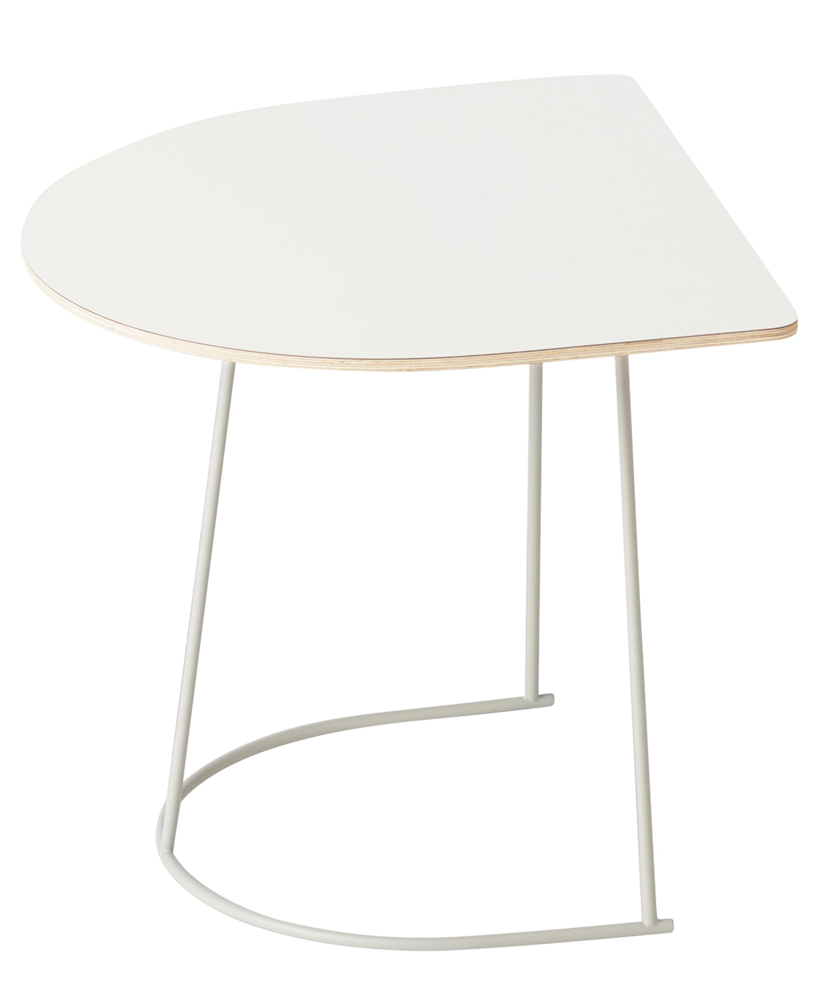 Weißer Airy Coffee Table Beistelltisch von Muuto mit halbrunder Tischplatte und filigranem Metallgestell.