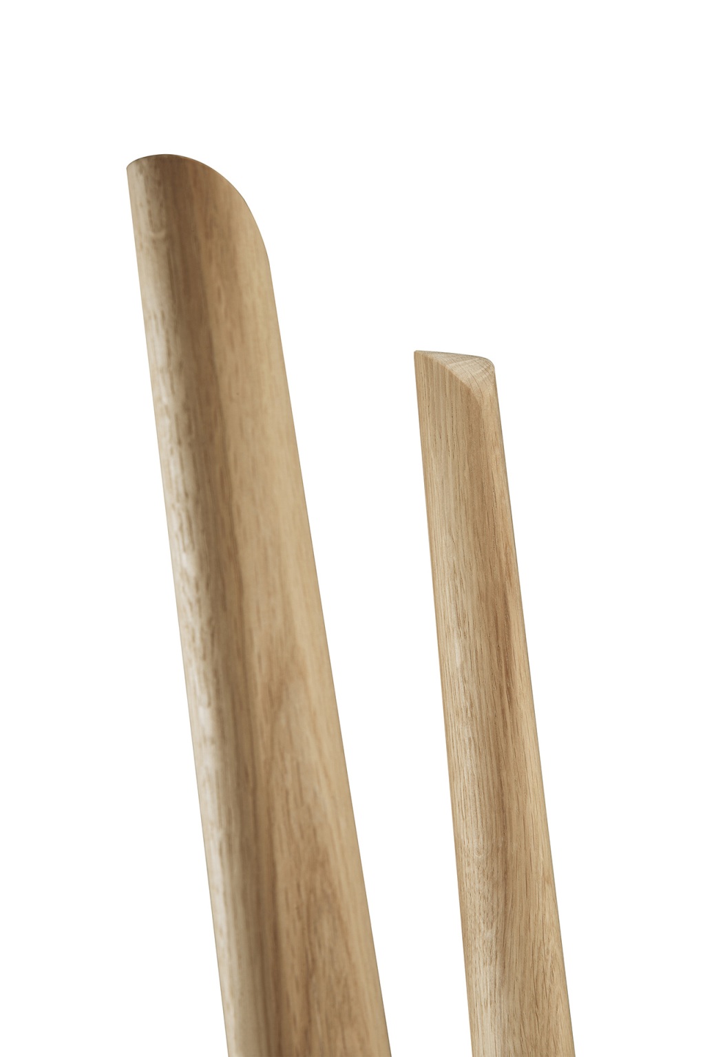Detailaufnahme des PI Garderobenständers von Ethnicraft aus Eiche, Fokus auf die Holzstruktur und Form.