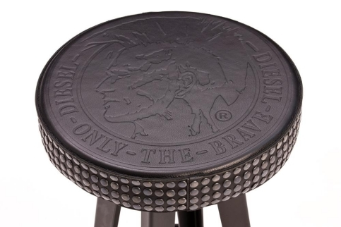 Schwarzer Barhocker "Bar Stud" von Moroso Diesel mit Nieten und Logo-Prägung auf der Sitzfläche.