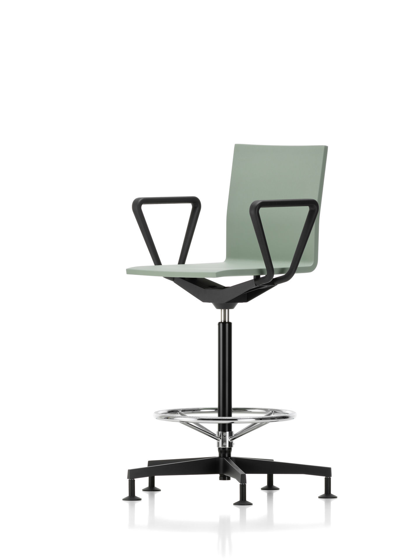 .04 Counterstuhl von Vitra mit Armlehnen, hellgrün, ideal als Besucherstuhl oder Barhocker.