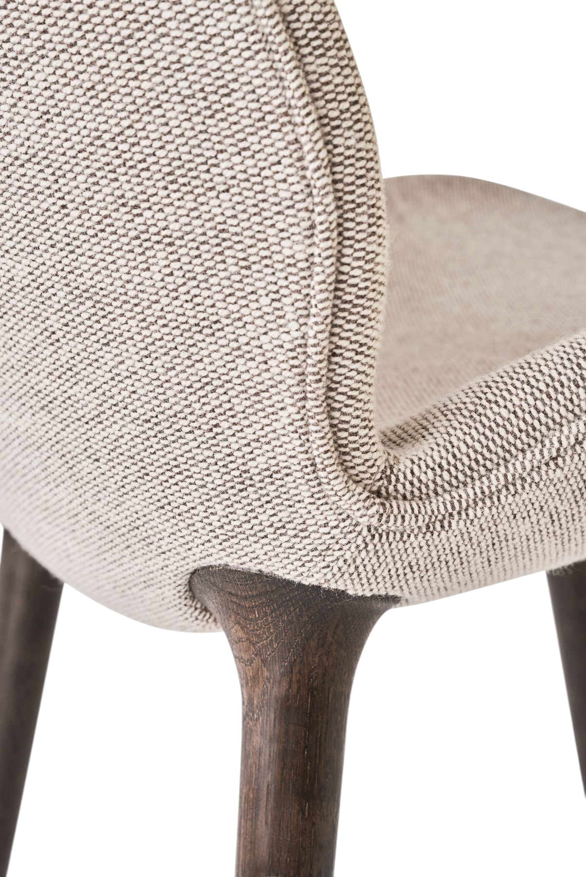 Detailaufnahme des Lodge Stuhls mit Eichenholzbeinen und beigem Stoffbezug, Fokus auf Textur und Verarbeitung.