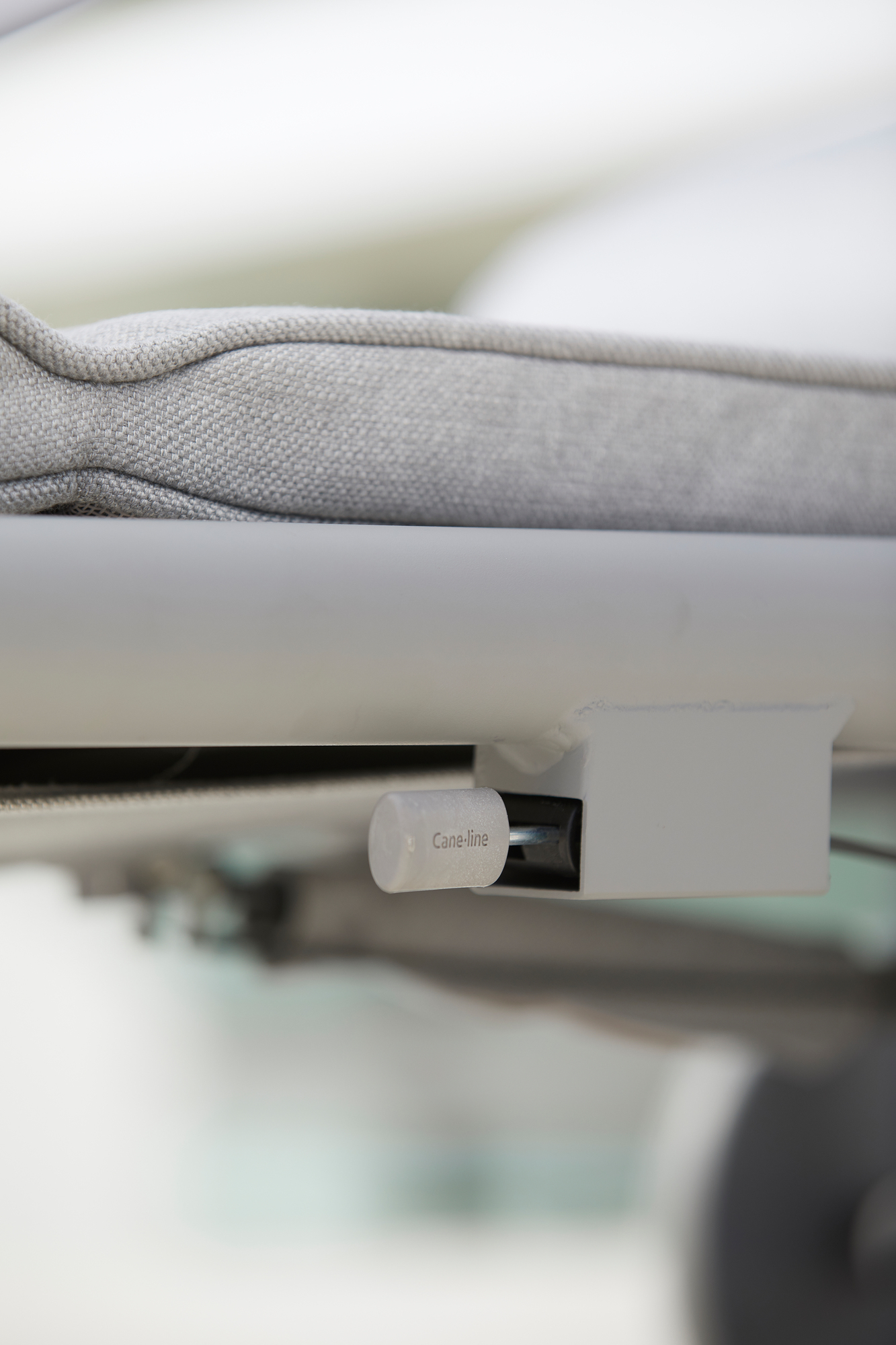 Detailaufnahme: Gasfeder-Mechanismus der Cane-Line Conic AirTouch Sonnenliege für stufenlose Verstellung. Outdoor-Möbel mit Komfort.
