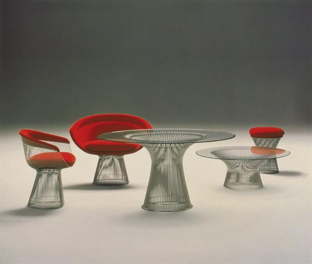 Platner Tisch von Knoll International mit Stühlen und Hocker, Drahtgestell und roter Polsterung.