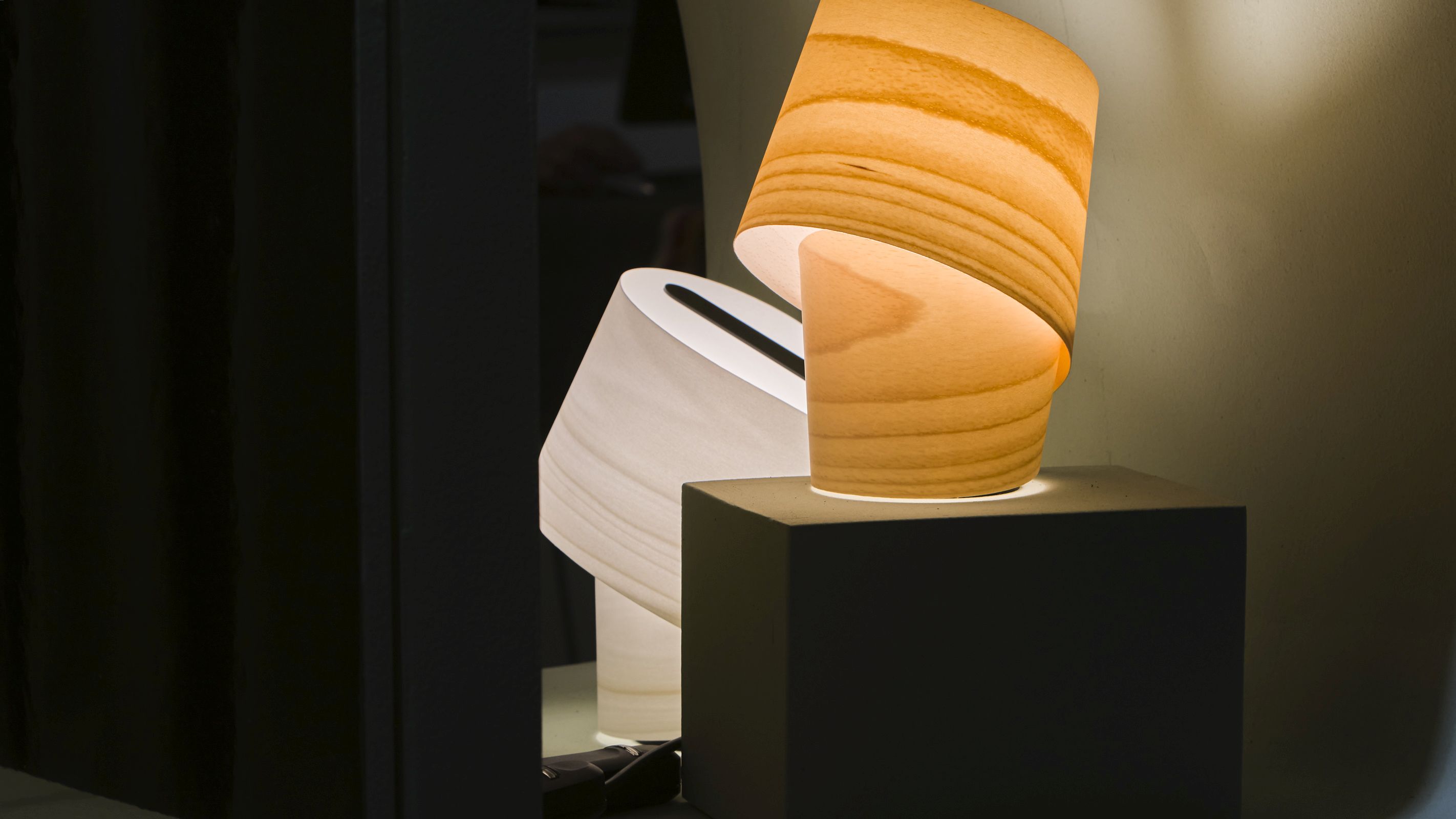 Tiny Tischleuchte von LZF Lamps: Moderne Nachttischlampe aus Holzfurnier und indirektem Licht für Schlafzimmer.