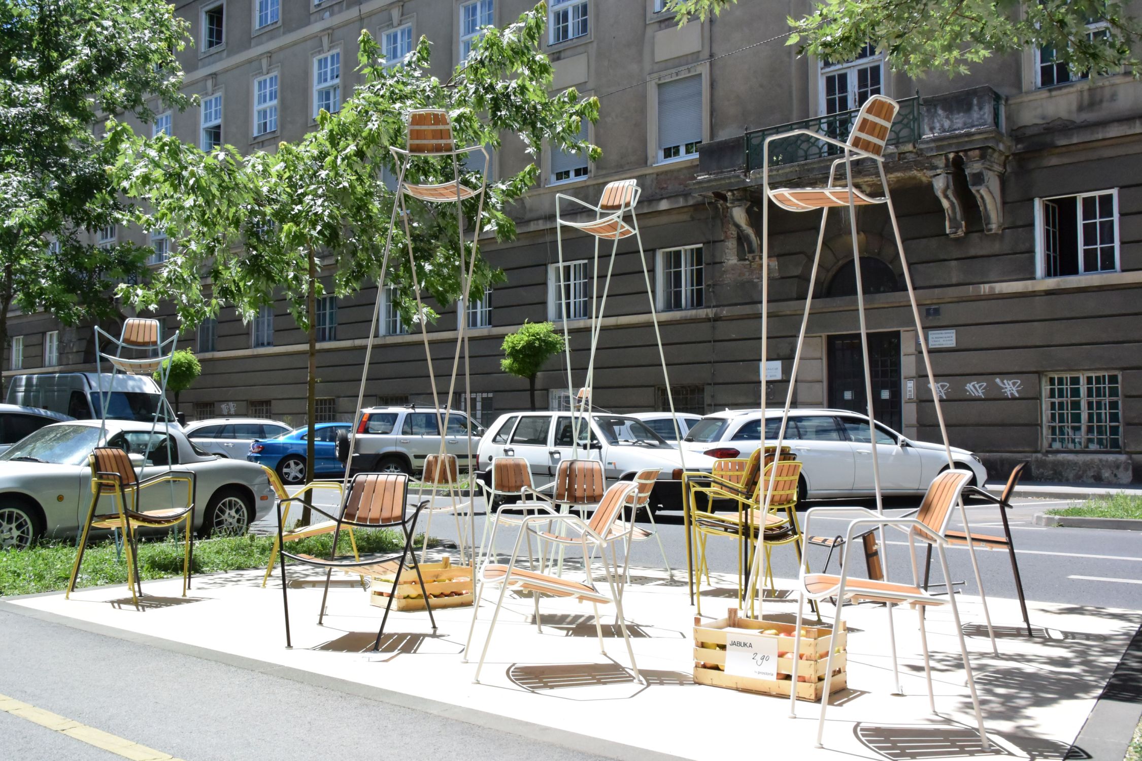 Ausstellung von Osmo Outdoor Stühlen von Prostoria in verschiedenen Farben und Ausführungen im städtischen Raum.