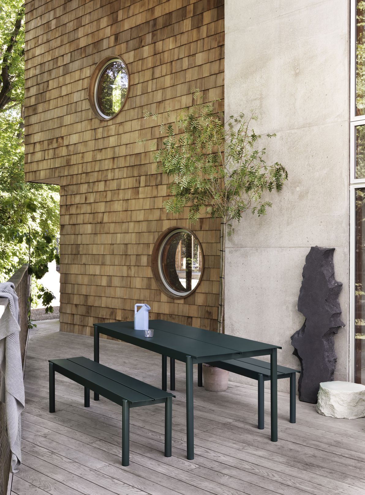 Muuto Linear Steel Bench: Grüne Outdoor Bank aus Stahl, 170 cm, für Garten und Terrasse.