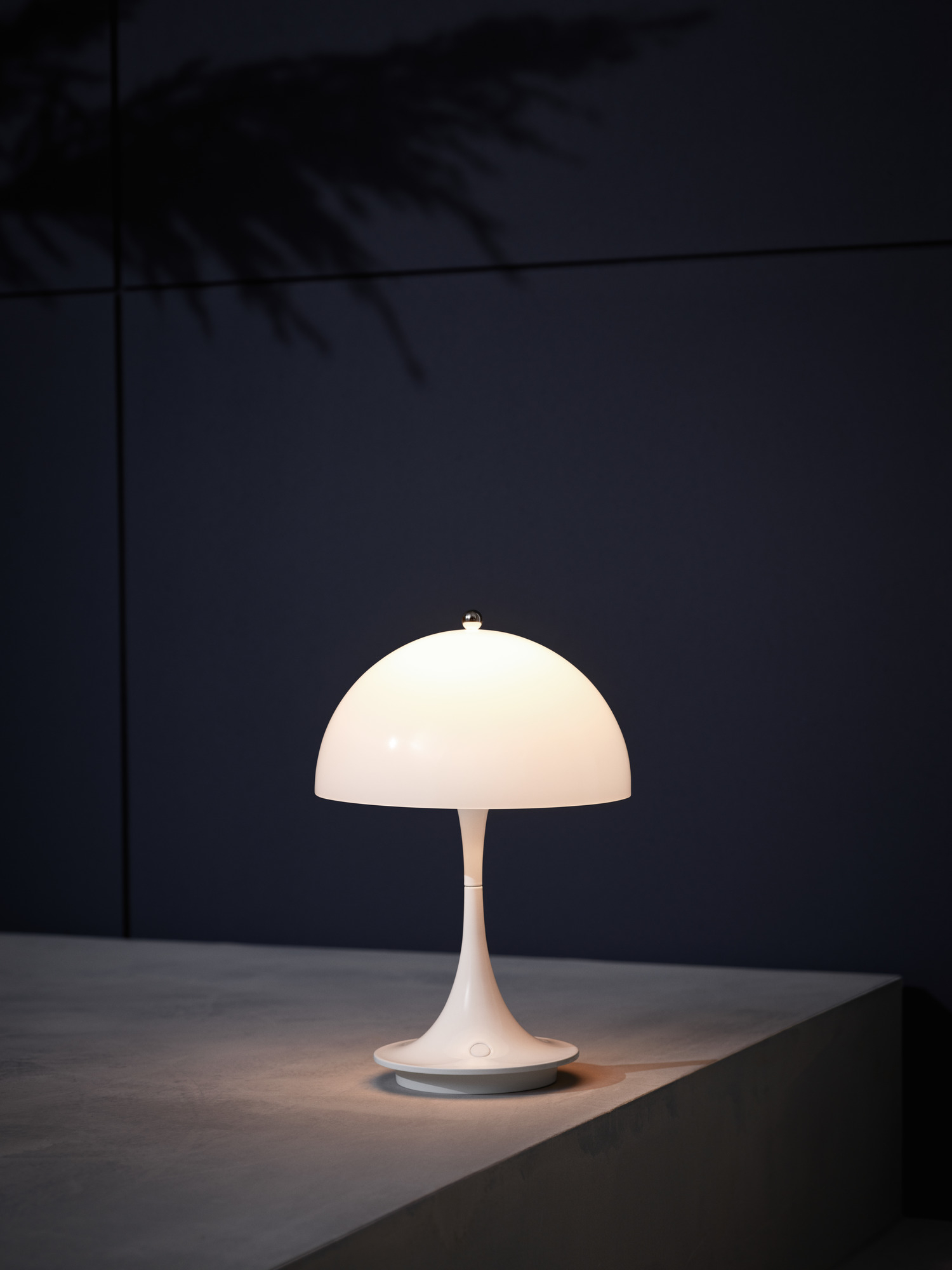 Panthella 160 Portable LED-Tischleuchte von Louis Poulsen in Opal Grau, ideal für Innen- und Außenbereiche.