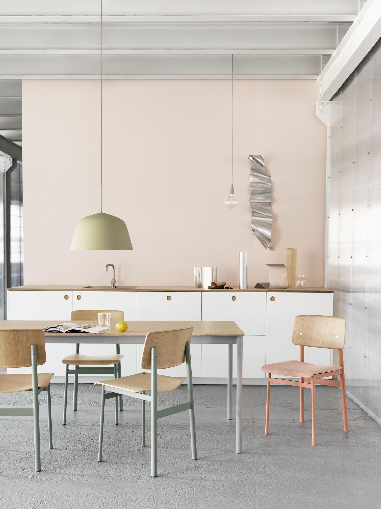 Heller Essbereich mit Muuto Base Table Esstisch, Holzstühlen und Pendelleuchte in modernem Design.