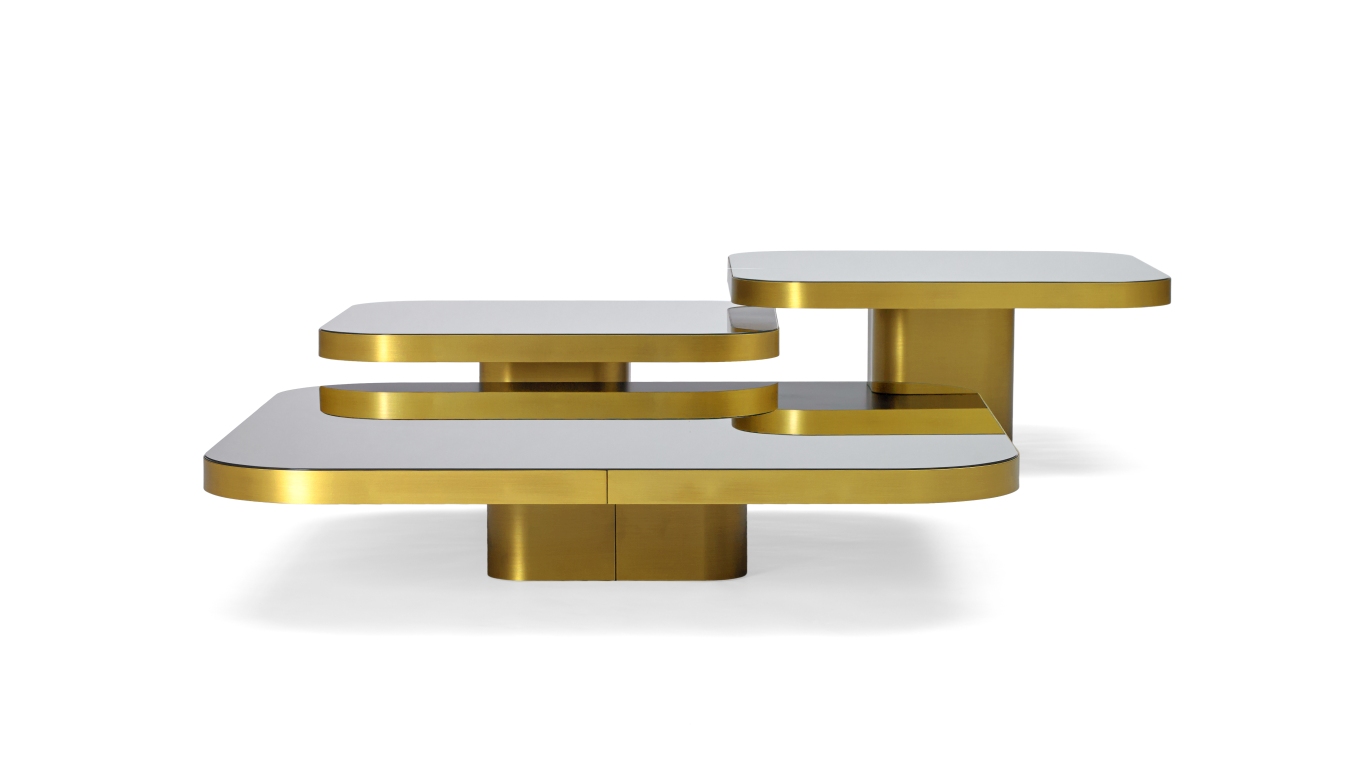 ClassiCon Bow Coffee Table No. 4: Moderner Couchtisch mit goldenem Gestell und weißen Tischplatten.