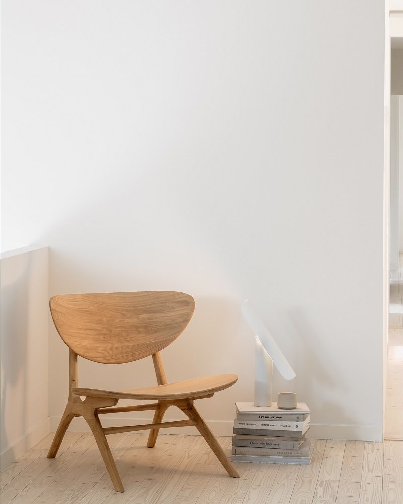 Eye Loungesessel aus Eiche von Ethnicraft, moderner Holzstuhl mit geschwungener Rückenlehne im minimalistischen Design.