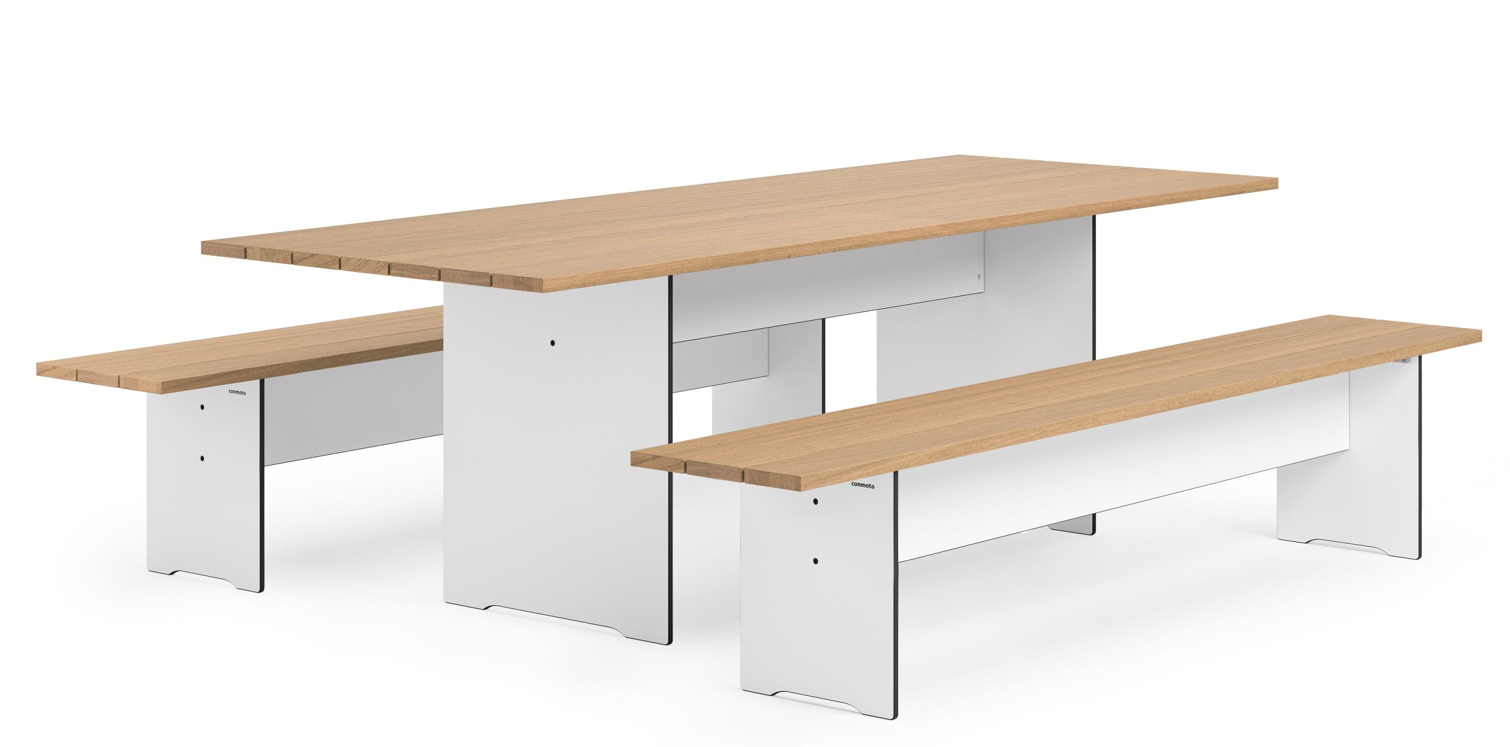 Riva Vario Tisch von Conmoto: Moderner Outdoor-Tisch mit Holztischplatte und weißen Bänken.