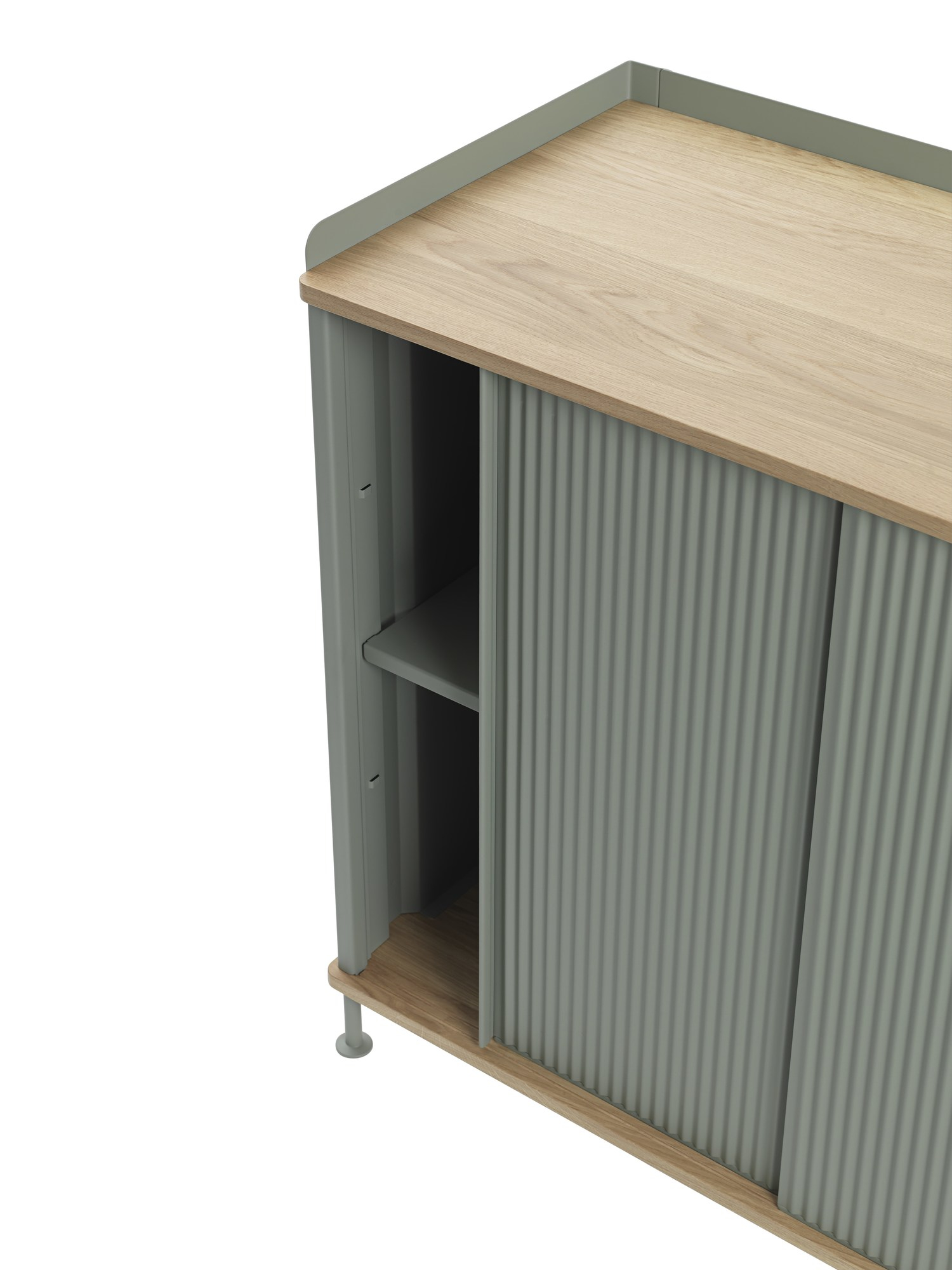 Enfold Sideboard von Muuto, hohes Sideboard in Grau mit Schiebetüren und Holzablage, modernes Möbeldesign.