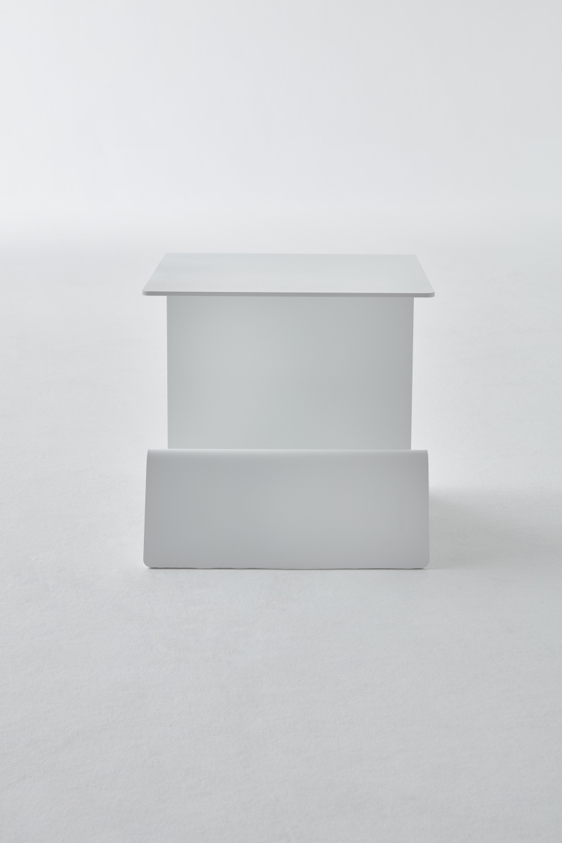 Minimalistischer, weißer Buk  Beistelltisch von Müller Möbelwerkstätten mit Ablagefach für Wohnzimmer oder Schlafzimmer.