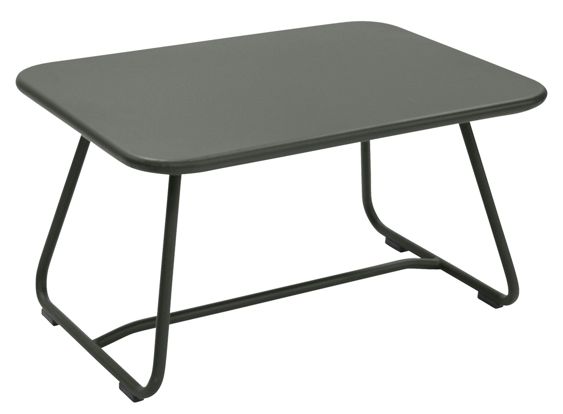 Grauer Sixties Outdoor Tisch von Fermob, niedriger Beistelltisch für Garten und Terrasse.