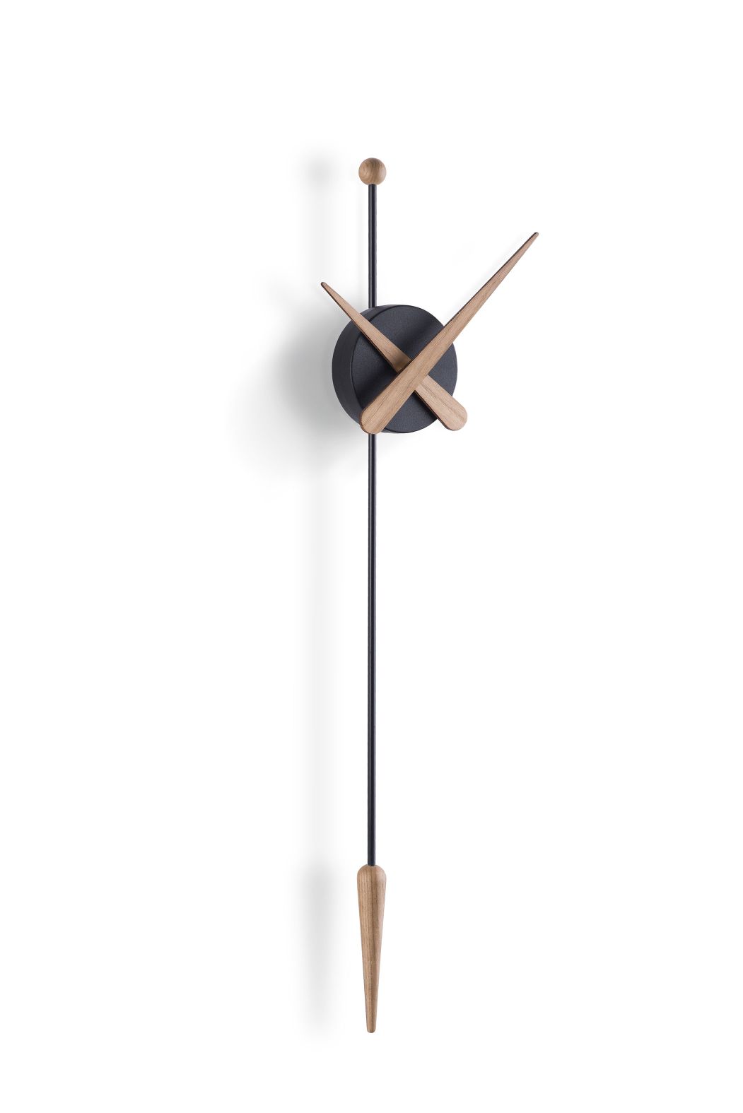 Punta Wanduhr von Nomon: Moderne Design Wanduhr mit Holzzeigern und Pendel auf weißem Hintergrund.
