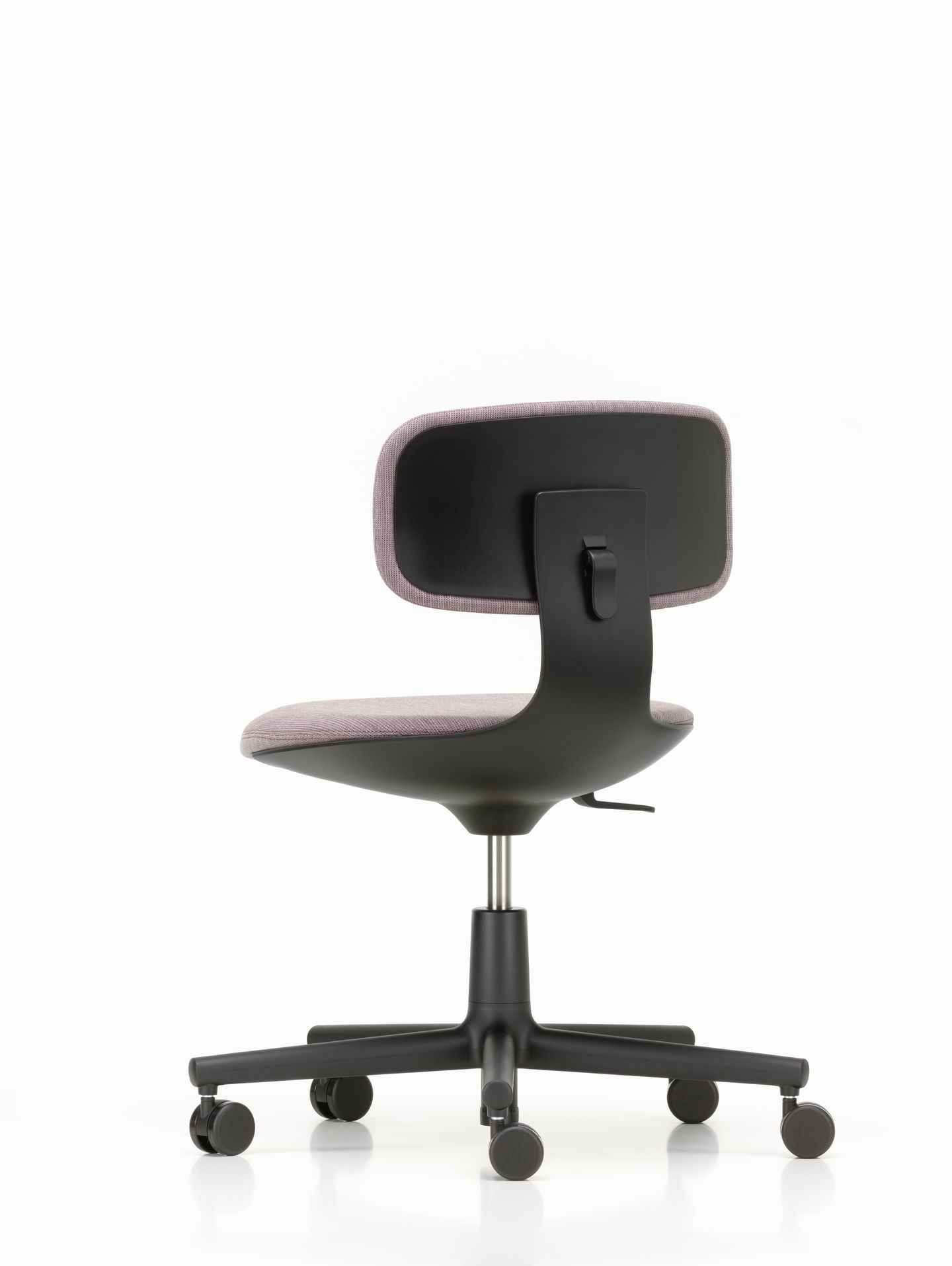 Rückansicht des Bürodrehstuhls Vitra Rookie in Grau und Schwarz mit Rollen auf weißem Hintergrund.