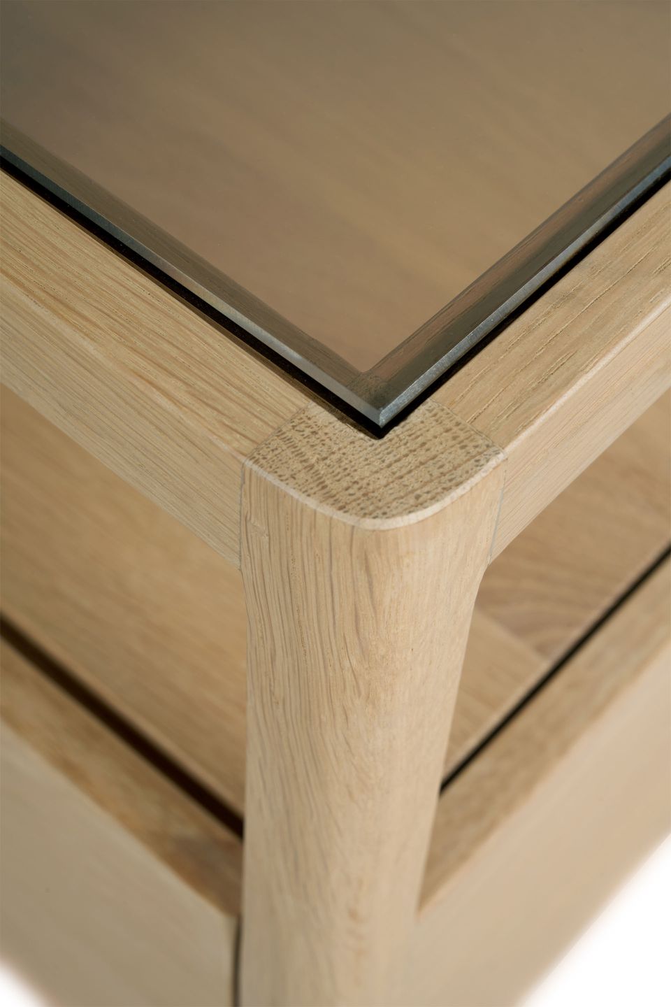 Detailaufnahme des Ethnicraft Spindle Nachttischs aus Eiche mit Glasplatte und Ablage.