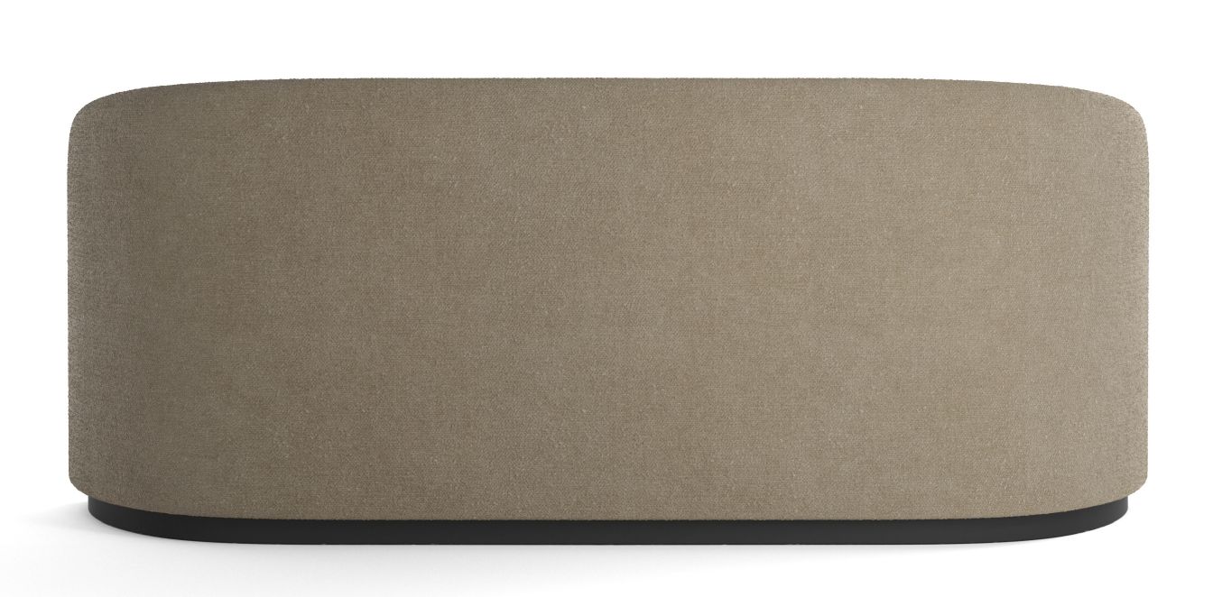 Nahaufnahme des Tearoom Sofas von Audo in Beige mit schwarzem Sockel.