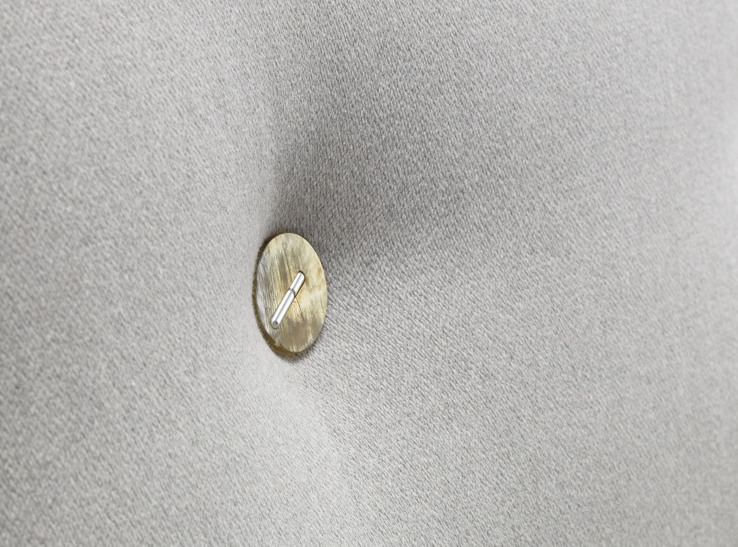 Detailaufnahme: Knopf auf dem grauen Vitra Polder Sofa, hochwertige Polsterung und modernes Design.