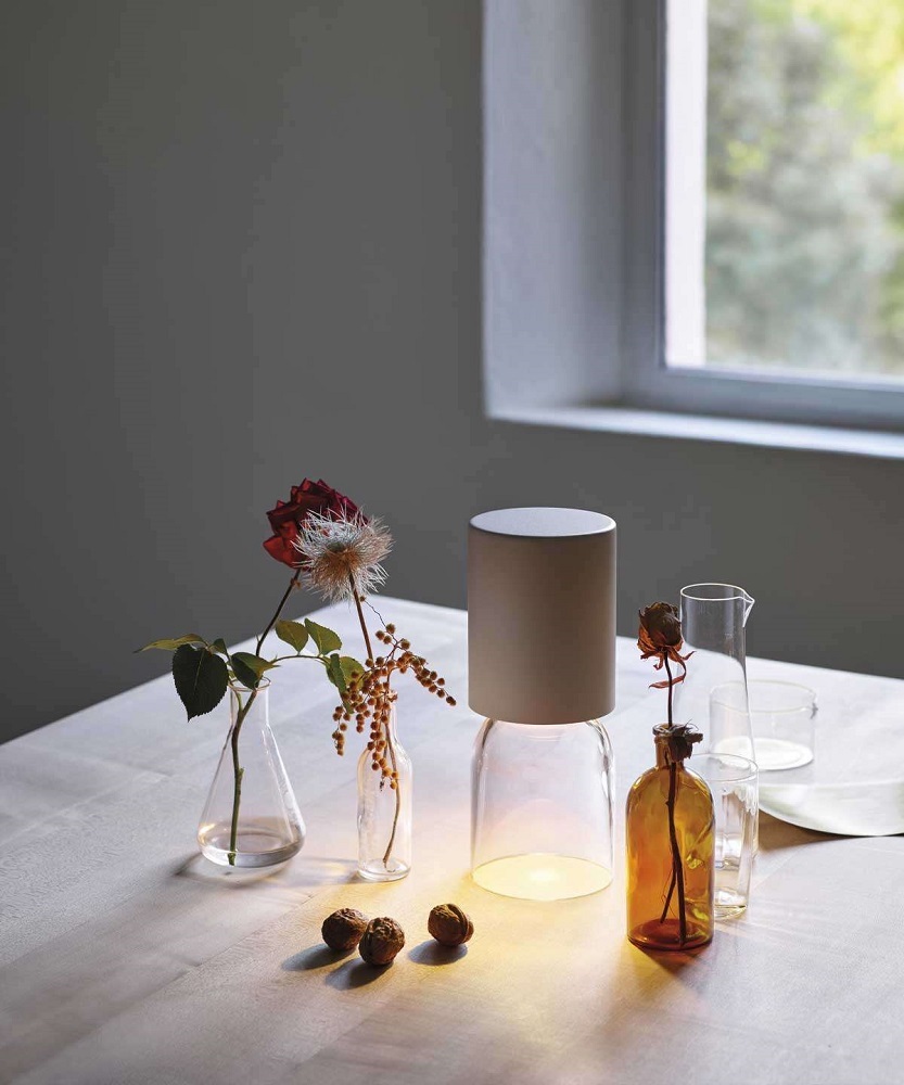 A02R1 NUI Mini Tischleuchte SAND von Luceplan, Akku-betriebene Outdoor Lampe auf Tisch.