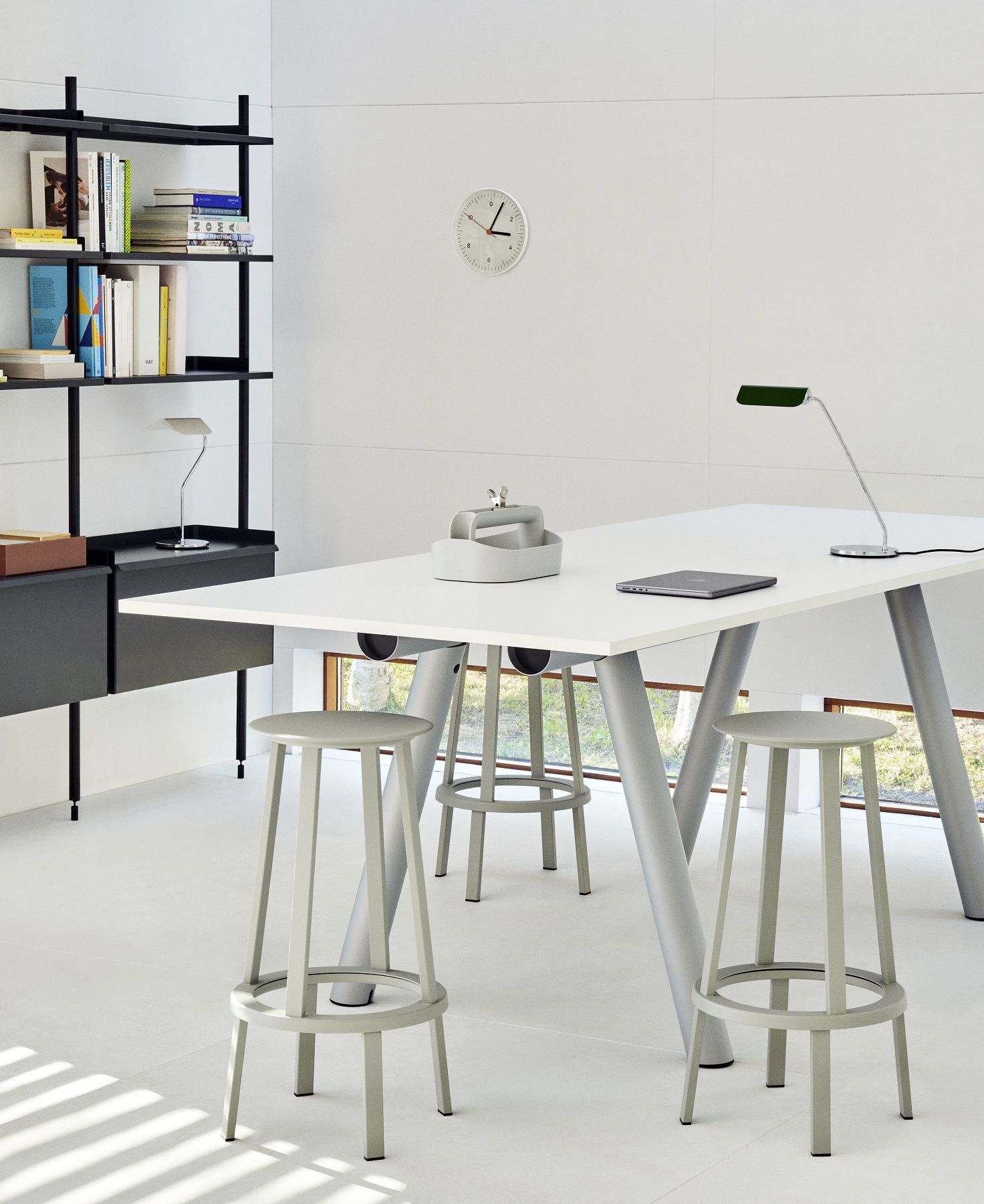 Heller Raum mit Hay Boa Table Tisch und Barhockern. Moderner Bürotisch für Homeoffice.