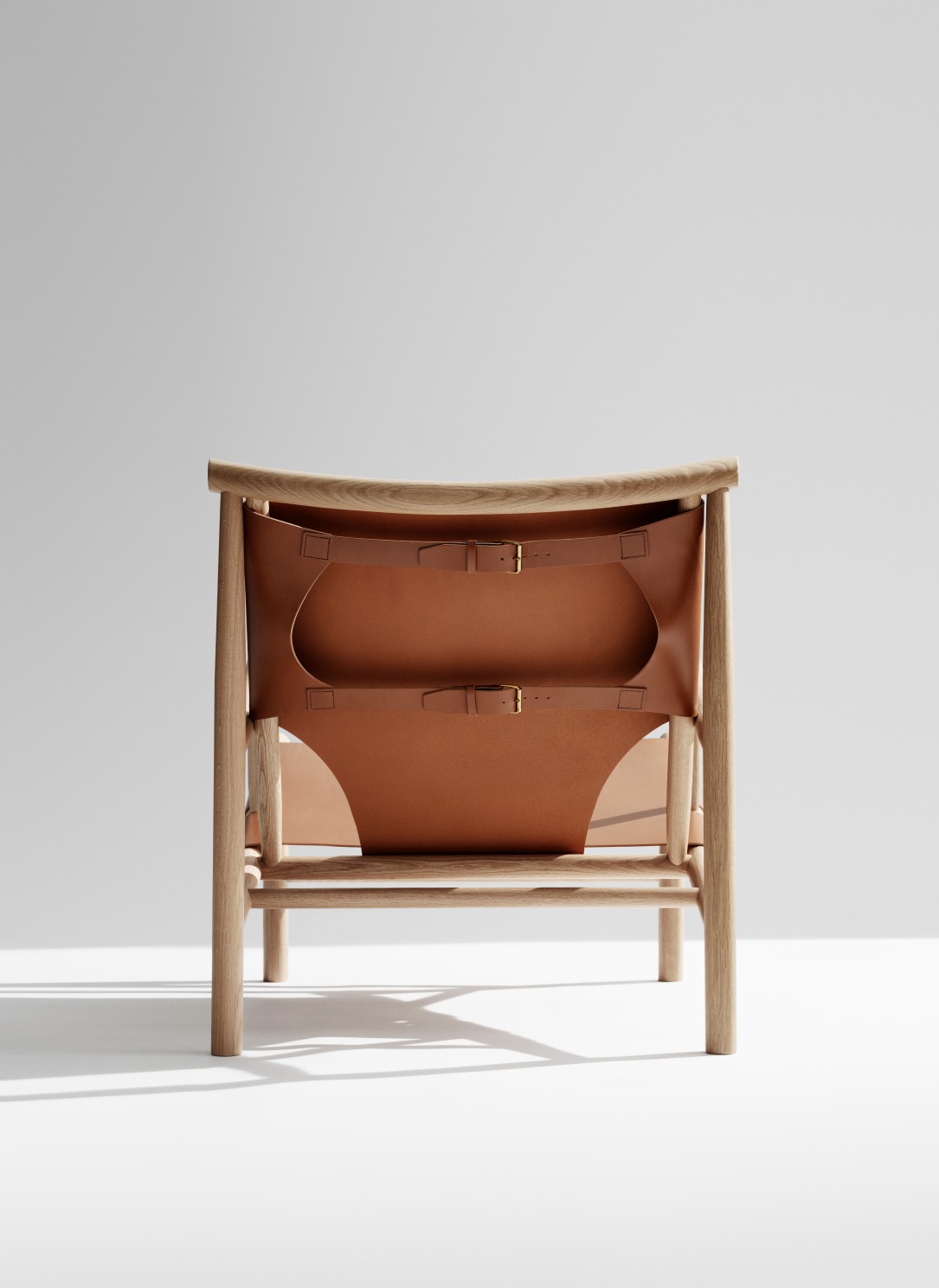 Samurai Lounge Chair Sessel von NORR11, Rückansicht mit hellem Holzrahmen und braunem Lederbezug.