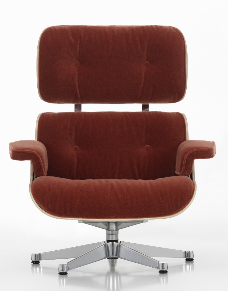 Vitra Eames Lounge Chair Sessel mit braunem Samtbezug und silbernem Fußkreuz, Frontansicht.