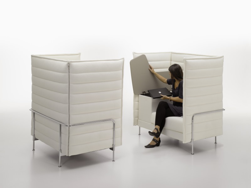 Vitra Alcove Highback Sessel: Frau öffnet Stauraum mit Laptop in weißem, modernem Bürosessel.