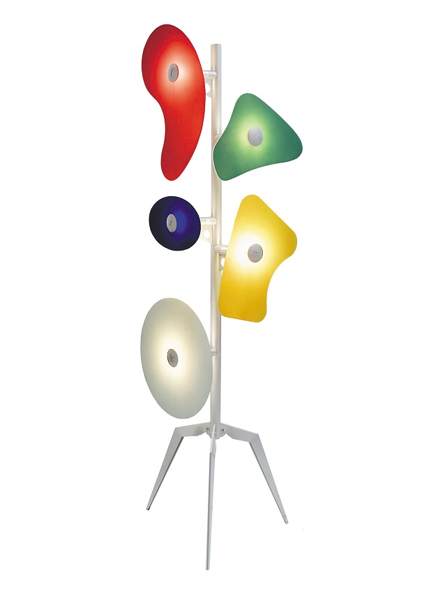 Moderne Stehlampe mit bunten, abstrakten Lampenschirmen und silbernem Stativfuß für Wohnzimmer und Büro.
