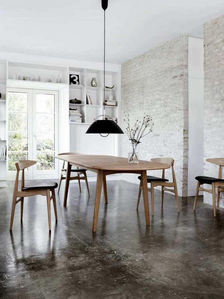 CH33P Stuhl von Carl Hansen & Søn, Eiche geseift mit schwarzer Polsterung in Esszimmer.