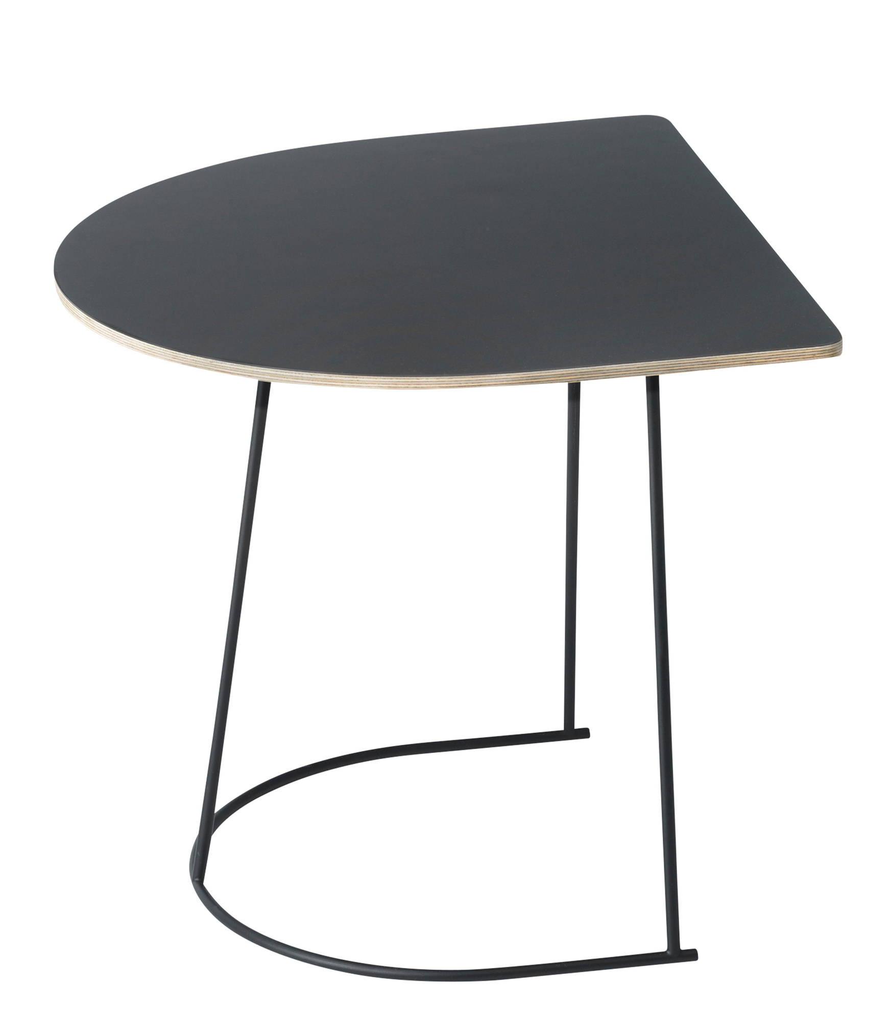 Schwarzer Airy Coffee Table Beistelltisch von Muuto mit halbrunder Tischplatte und filigranem Metallgestell.