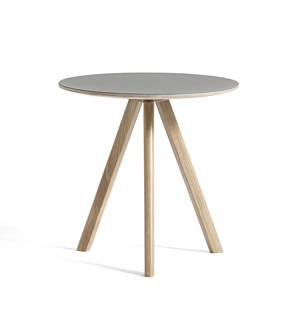 Hay Copenhague Table CPH 20, runder Beistelltisch mit grau lackierter Tischplatte und Holzbeinen.