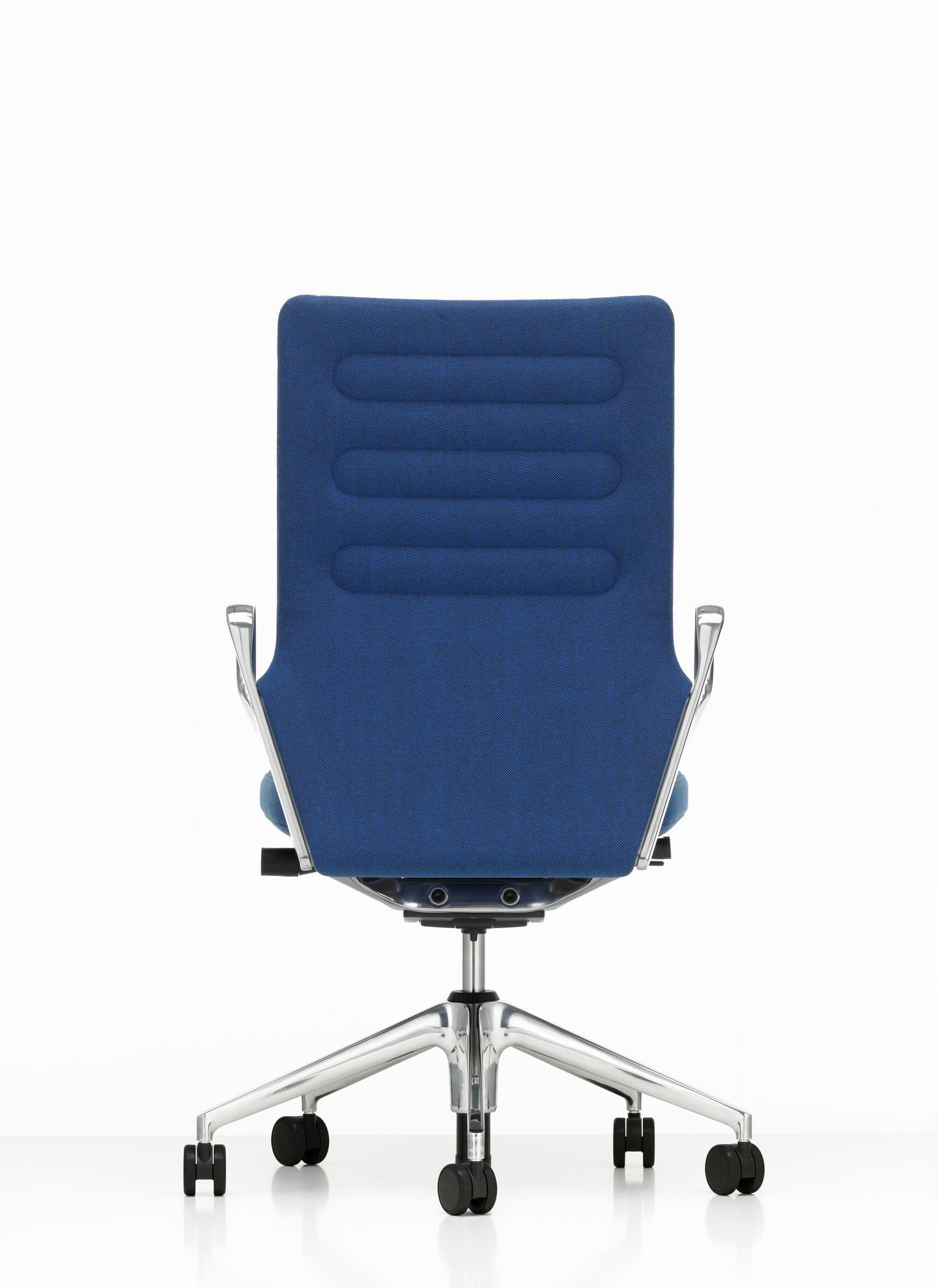 Rückansicht: Blauer AC5 Work Bürodrehstuhl von Vitra mit verstellbarer Lumbalstütze und Rollen.