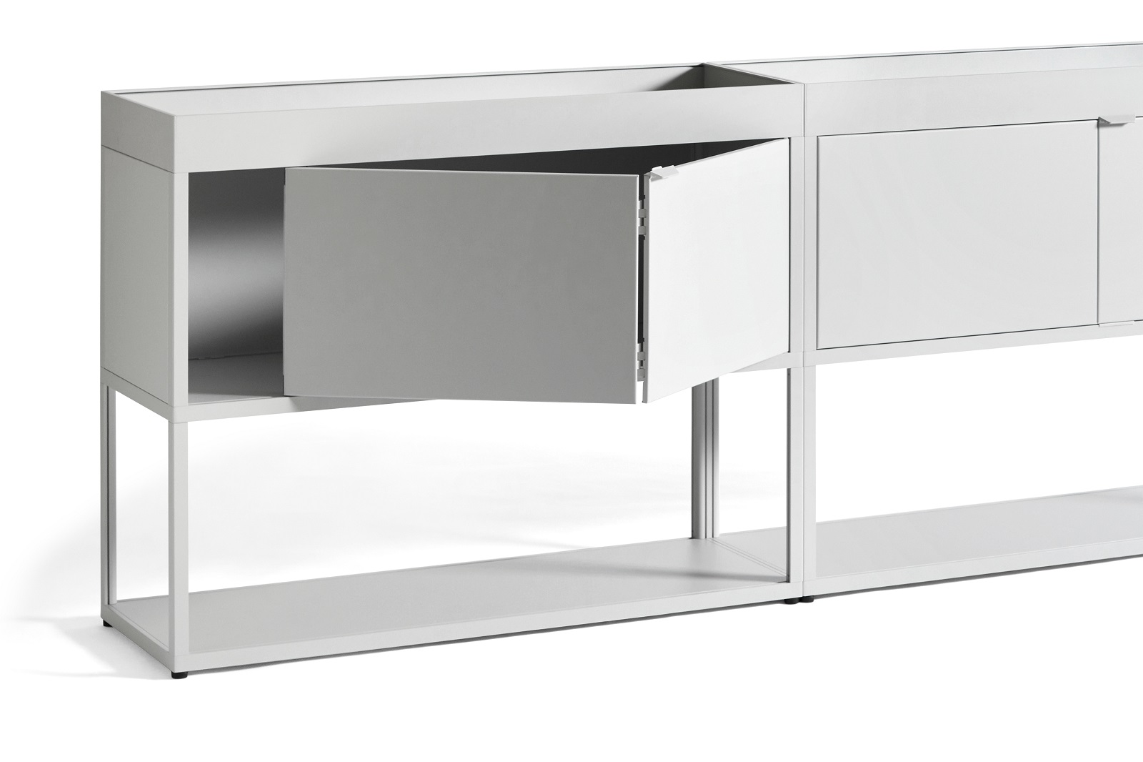 Helles New Order Sideboard von Hay mit offenen und geschlossenen Fächern auf einem filigranen Metallgestell.