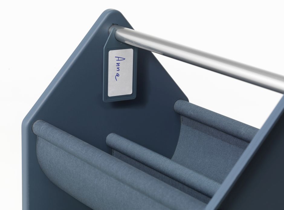 Nahaufnahme der blauen Vitra Drop Box Aufbewahrungsbox mit Stoffeinsätzen und Namensschild "Anna".