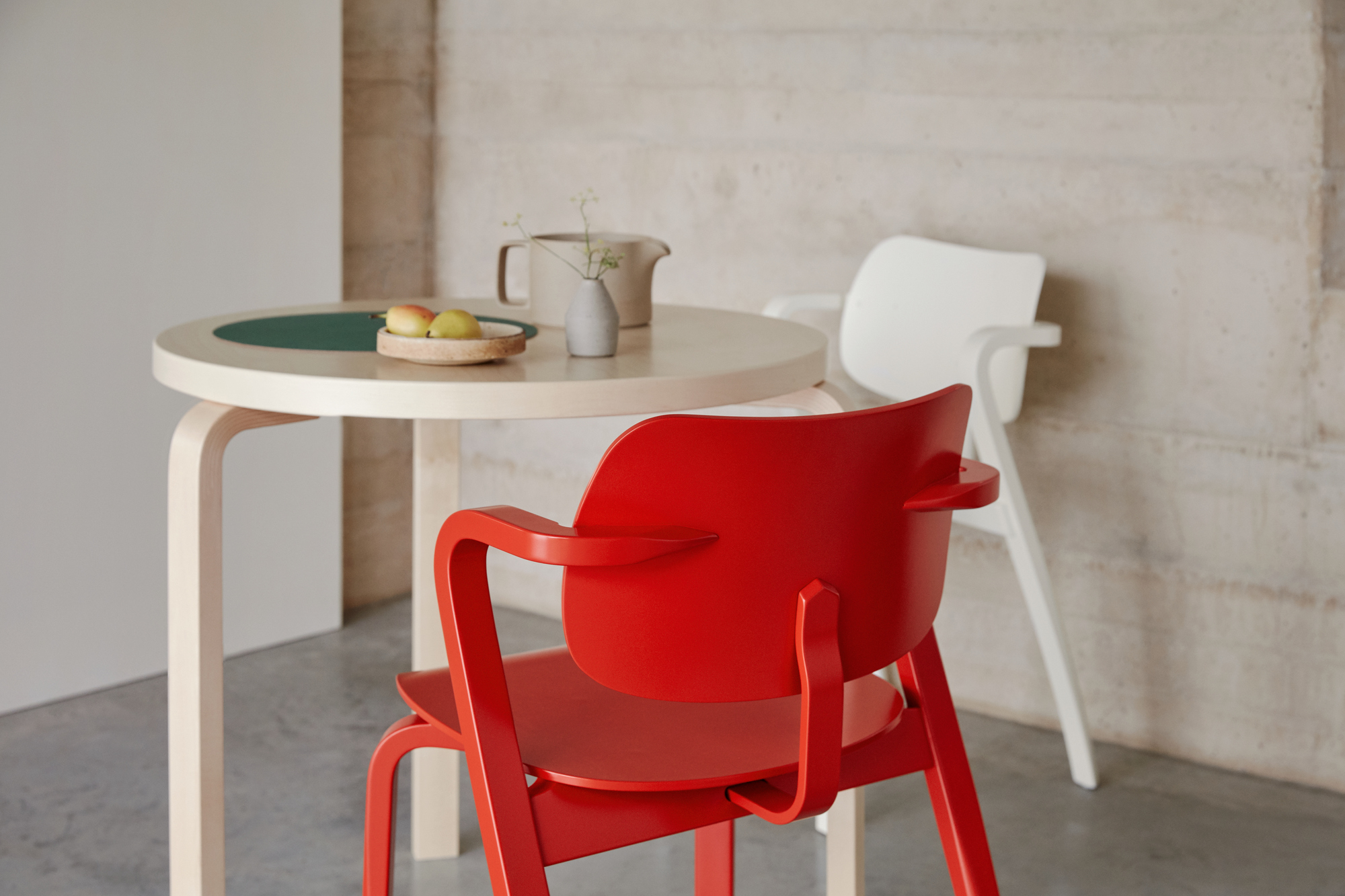 Roter Aslak Chair Stuhl von Artek mit Armlehnen an Esstisch, skandinavisches Design für Esszimmer.