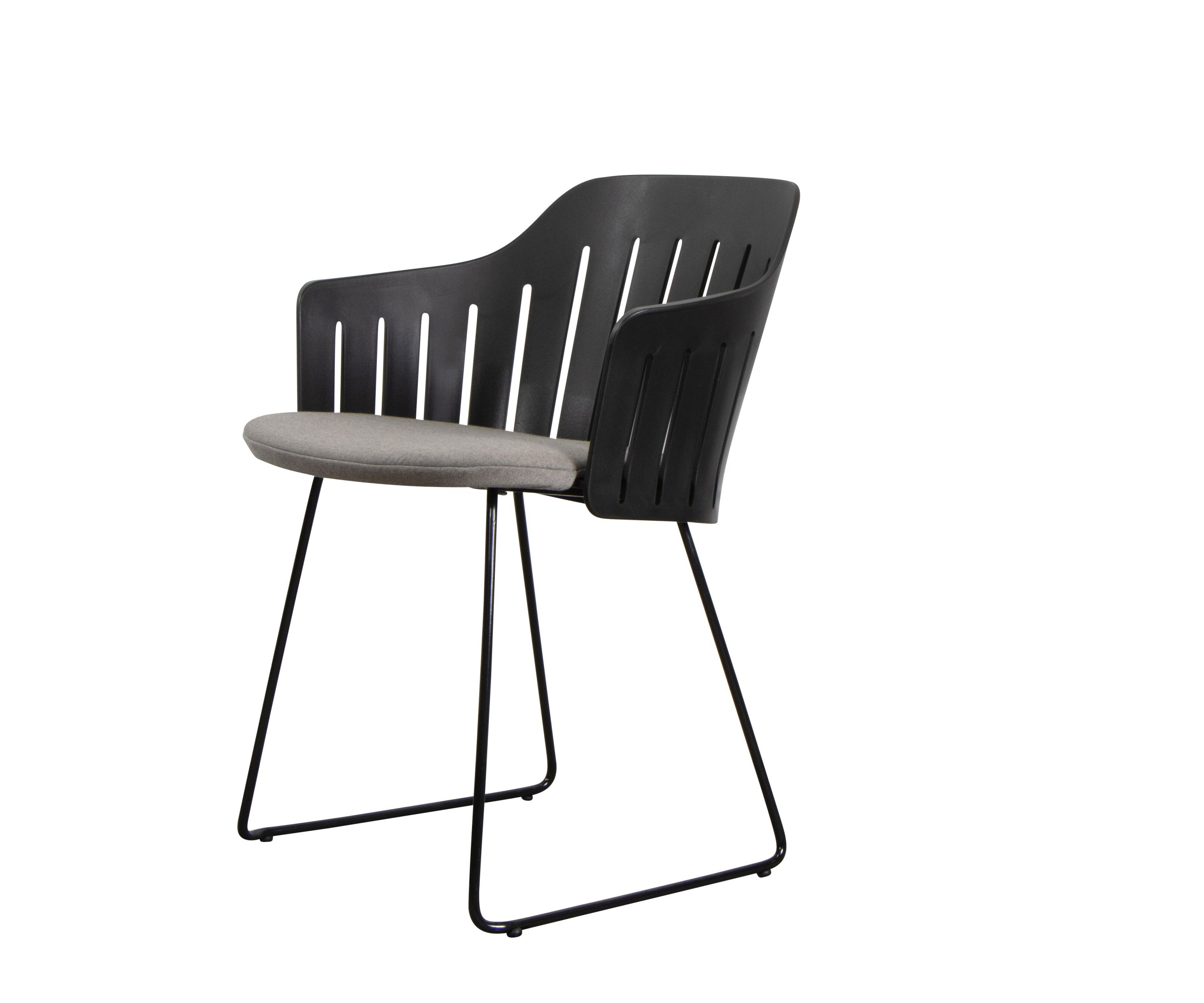 Schwarzer Choice Outdoor Stuhl von Cane-Line mit Stahlgestell und grauer Sitzfläche. Gartenstuhl für den Außenbereich.
