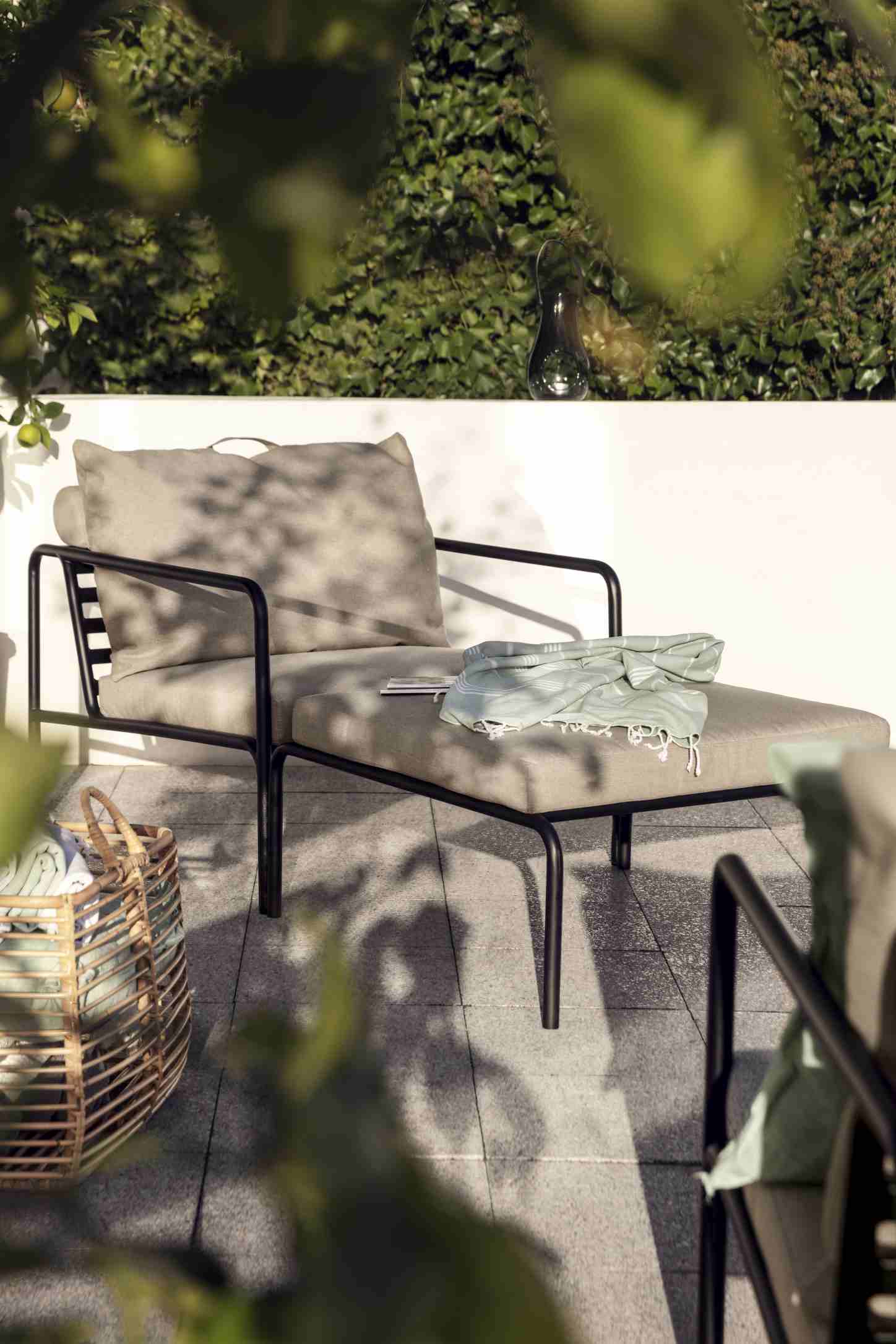 Avon Lounge Chair von Houe, Outdoor Sessel mit hellgrauen Polstern und dunklem Metallgestell.