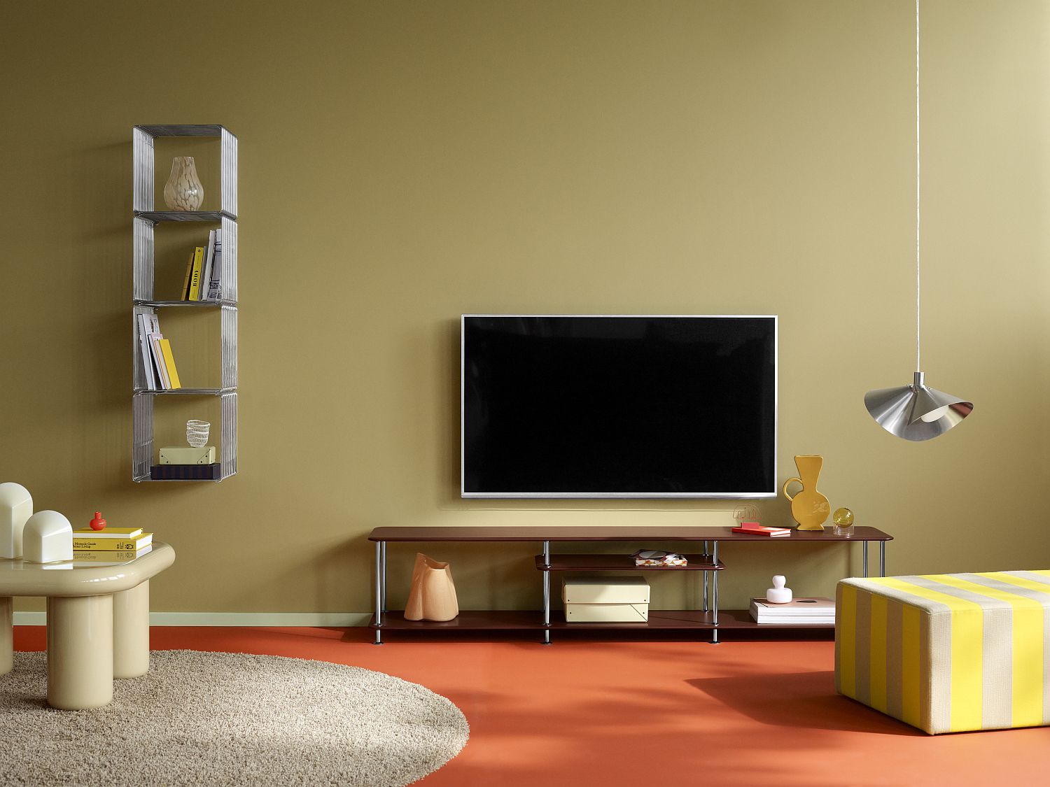 Montana Free Regal in Silber im modernen Wohnzimmer mit TV und Deko-Elementen.