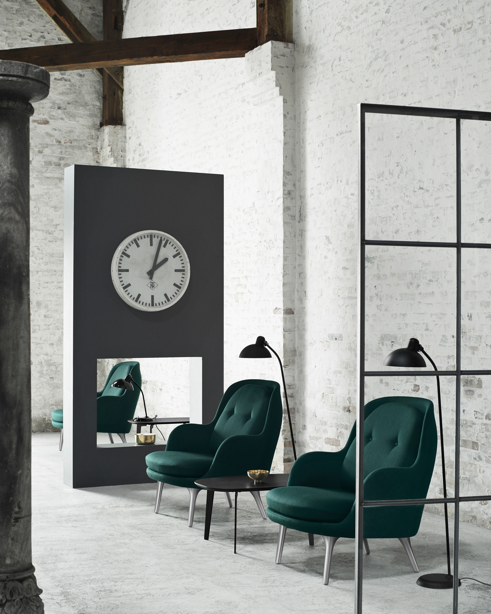 Olivegrüne KAISER idell Stehleuchte von Fritz Hansen, Design-Klassiker für stilvolle Wohnraumbeleuchtung.