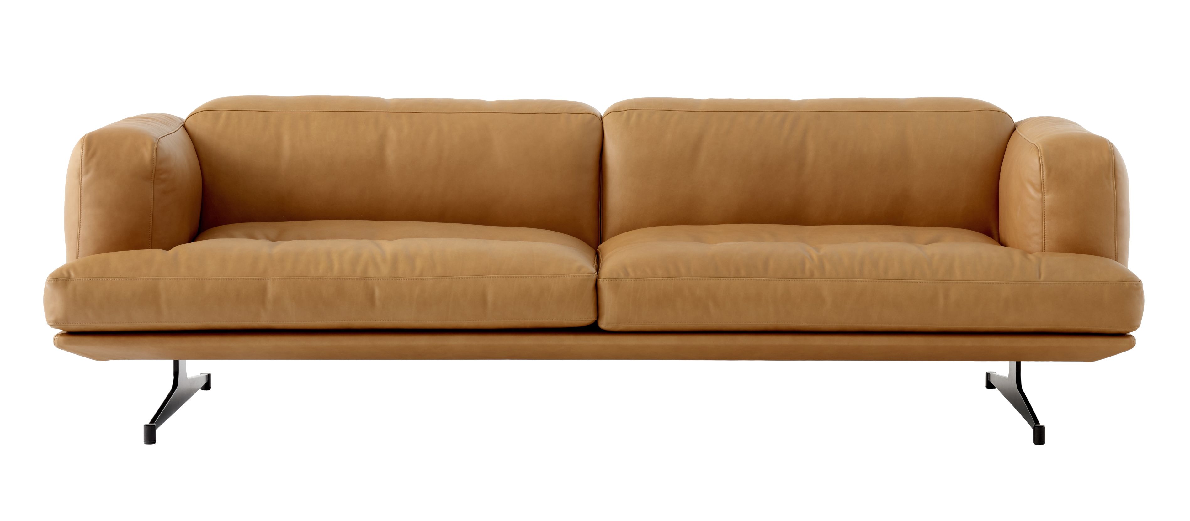 AndTradition Inland AV22 Ledersofa in Cognacbraun mit schwarzen Metallbeinen, modernes skandinavisches Design für Wohnzimmer.