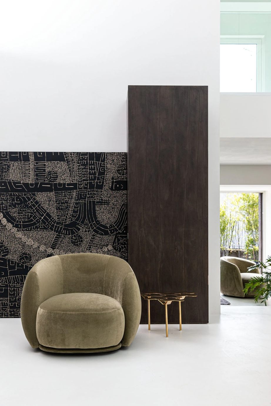 Pacific Armchair Sessel von Moroso, olivgrüner Loungesessel aus Samt mit goldenem Beistelltisch in modernem Wohnzimmer.