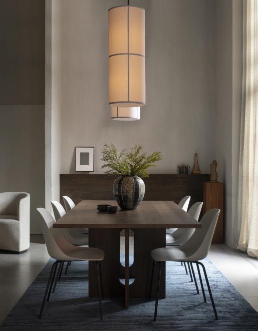 Androgyne Dining Table Esstisch von Audo, dunkel gebeizte Eiche, mit Stühlen und Dekoration.
